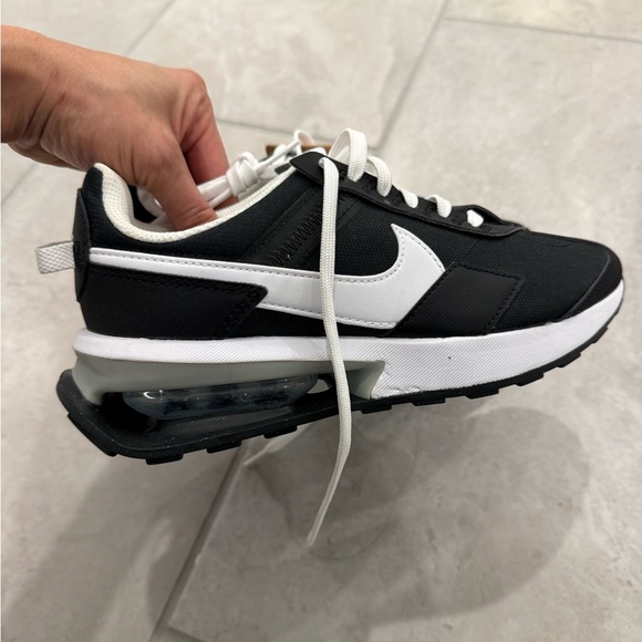 Women’s Nike Air- Max Pre Day in Black/ White - Size 6 - Picture 3 of 6